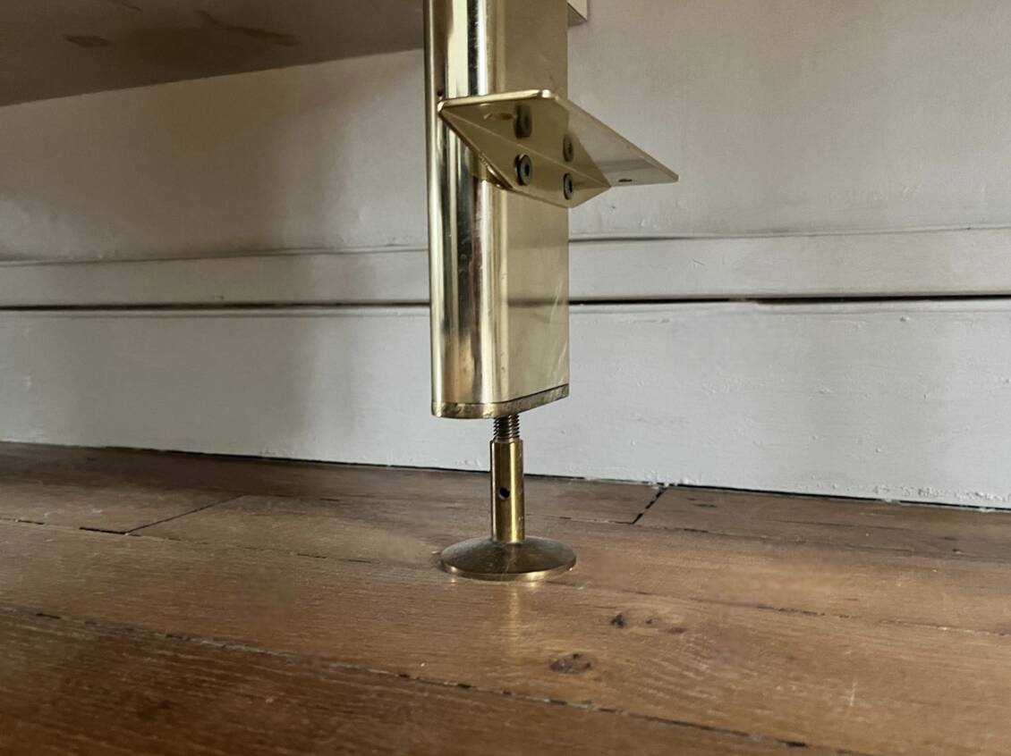 Wall-mounted and modular bookcase in lacquered brass, mirrors and smoked glass by Mahey, Design 1970