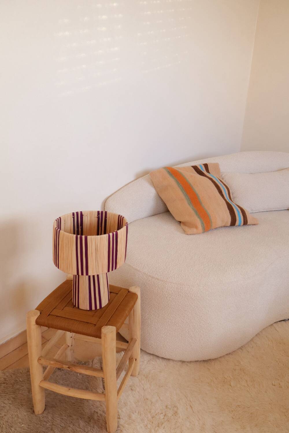 Table lamp in natural raffia with purple stripes