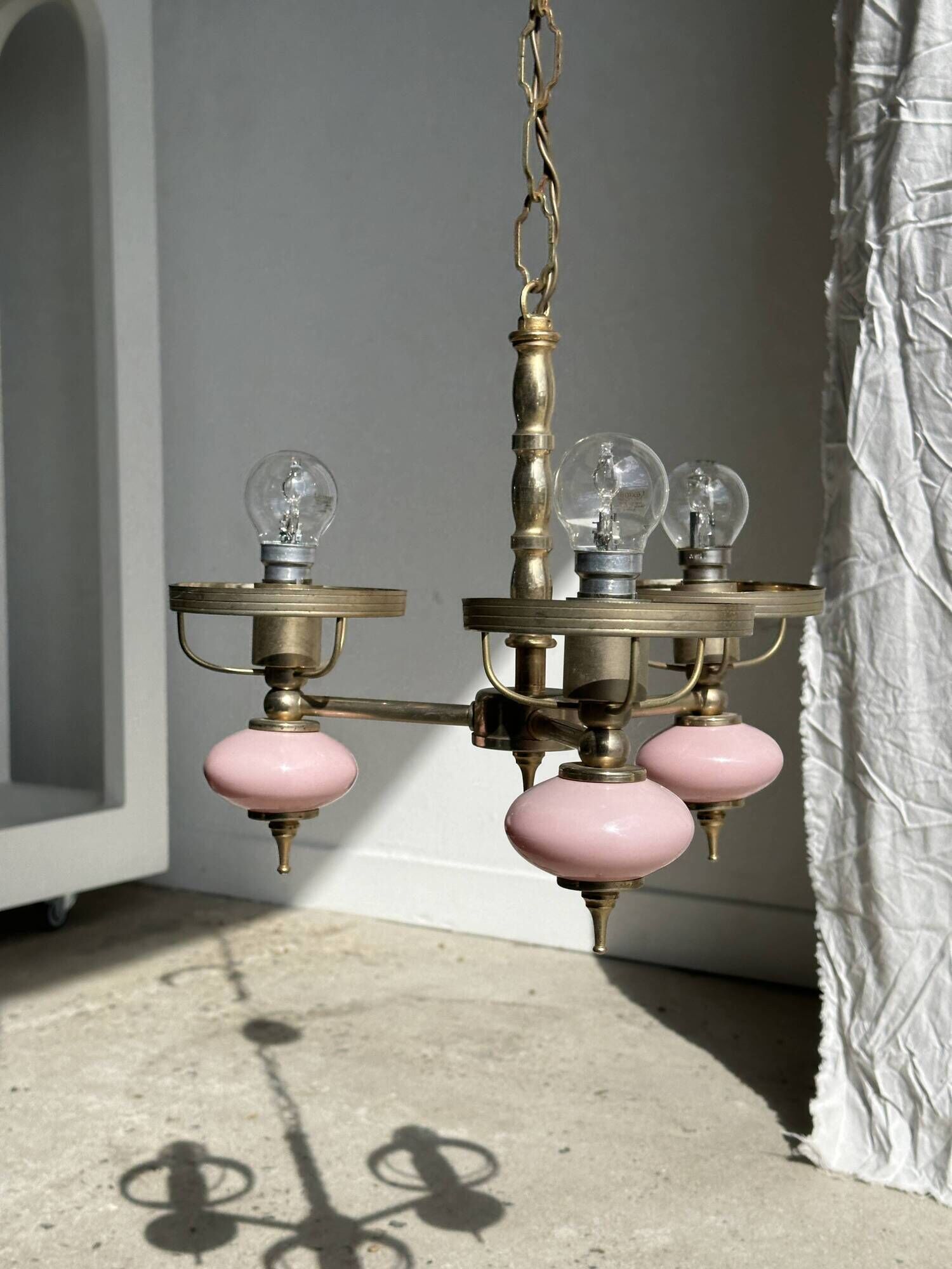 Petit lustre rose et doré à 3 bras de lumières