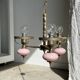 Petit lustre rose et doré à 3 bras de lumières