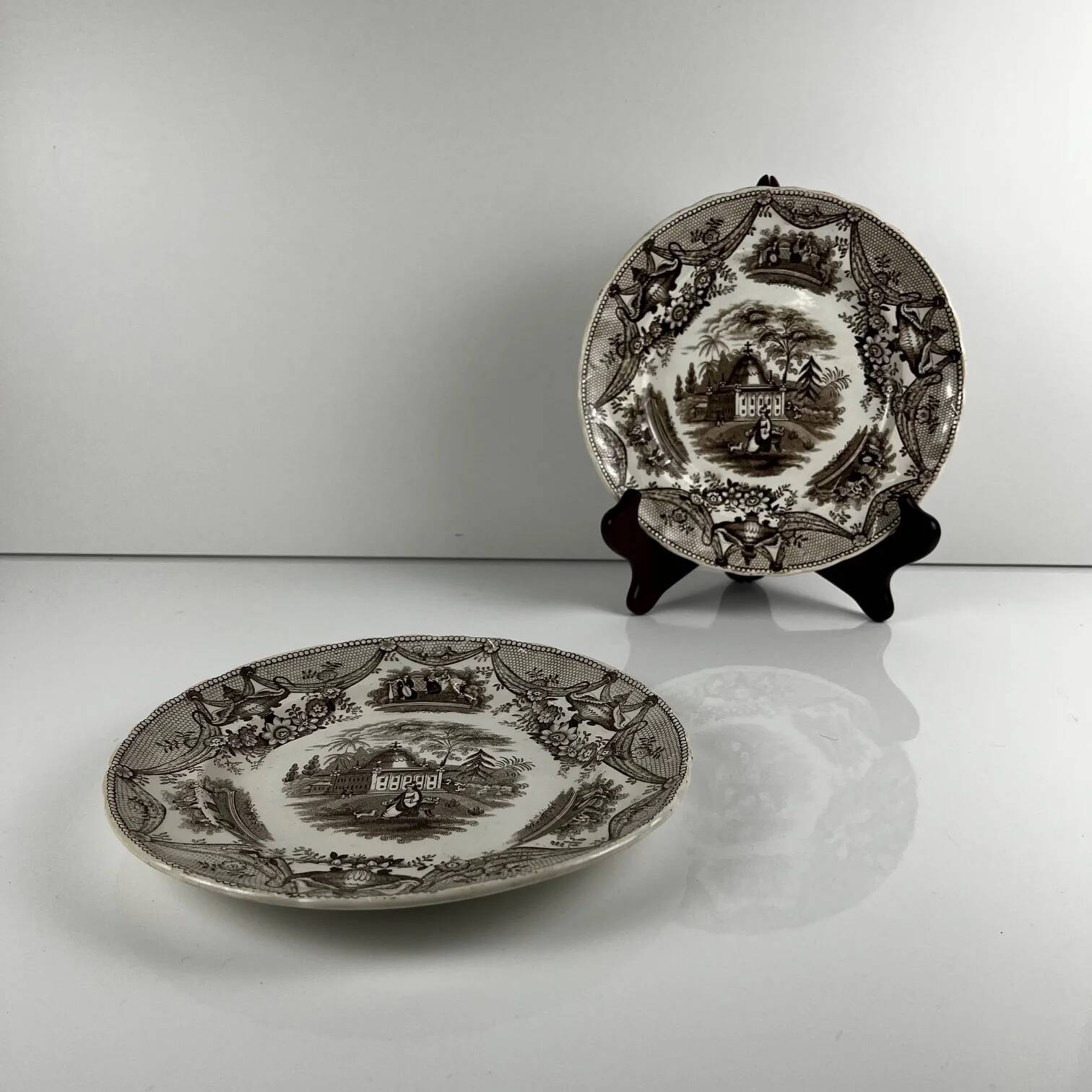 Paire d'assiettes à dessert ancienne en faïence fine de Bordeaux David Johnston, XIXe siècle