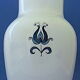 Vase en faïence blanc-bleu à décor végétal stylisé