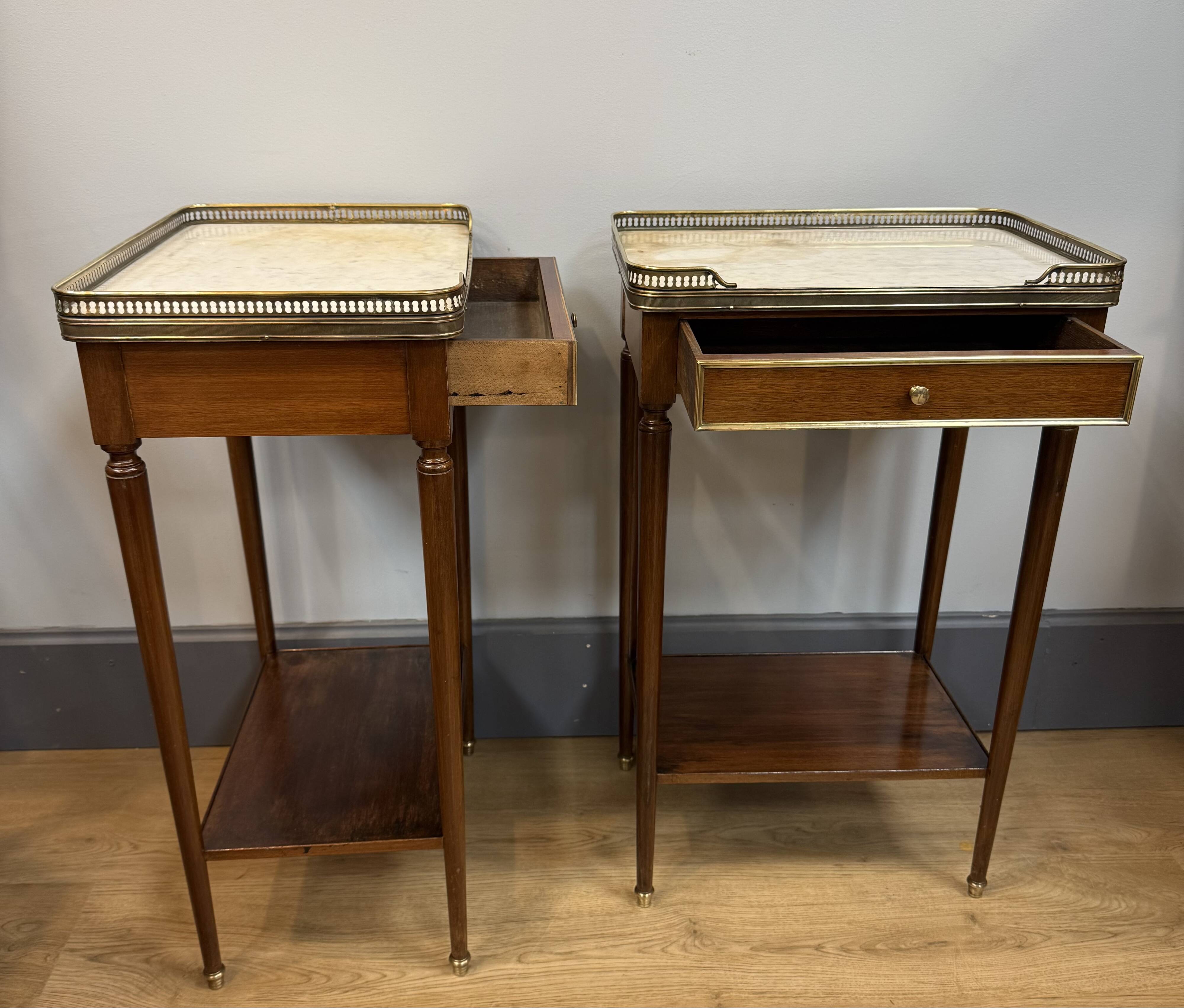 Paire de chevets style Louis XVI en acajou