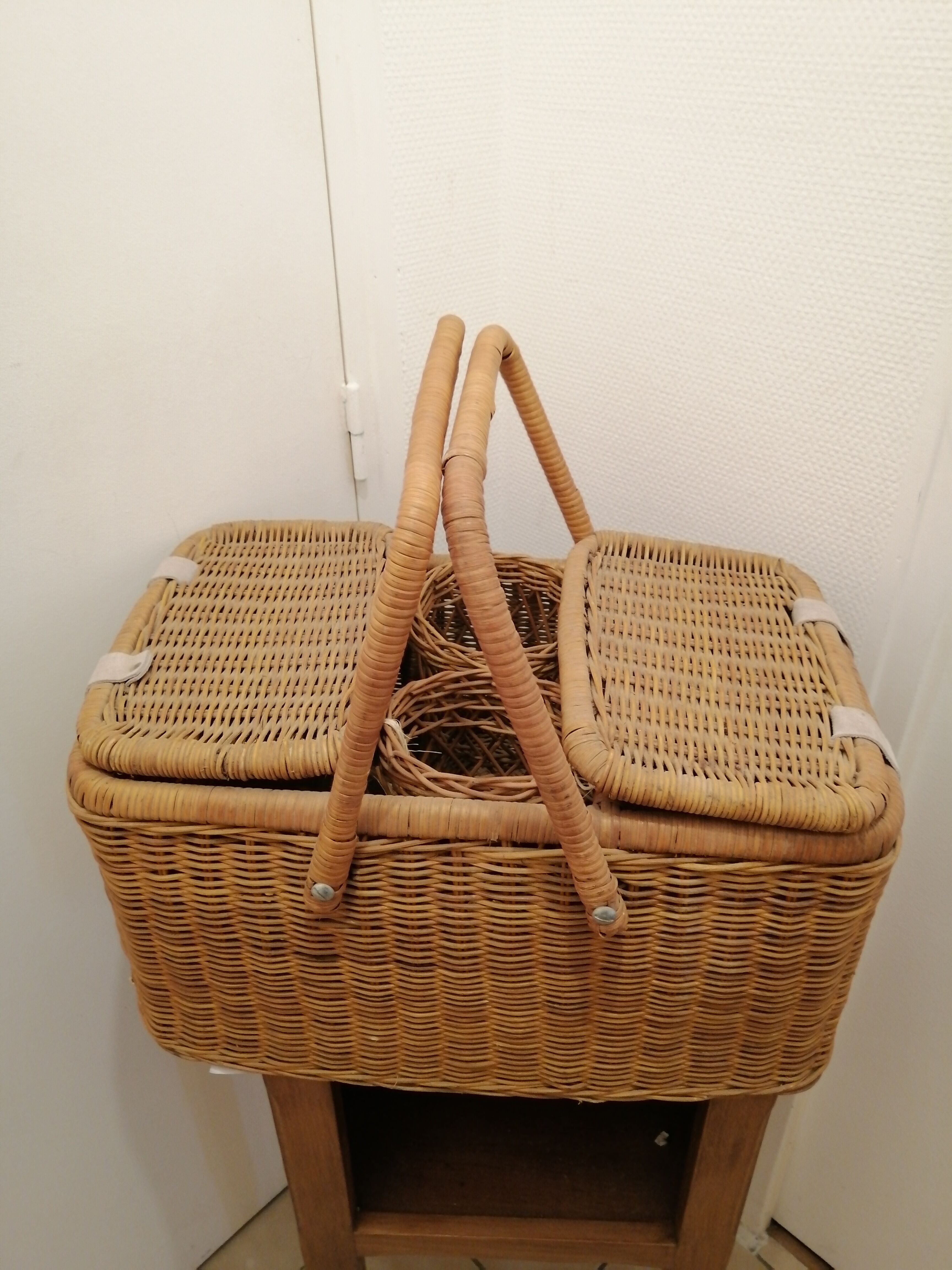 Picnic basket year 1960 vintage wicker