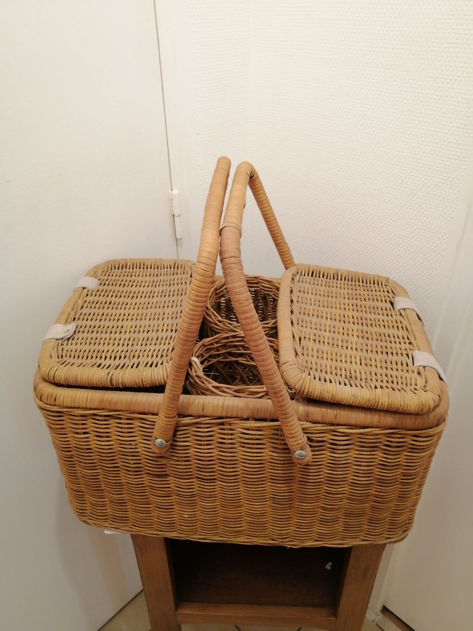Picnic basket year 1960 vintage wicker