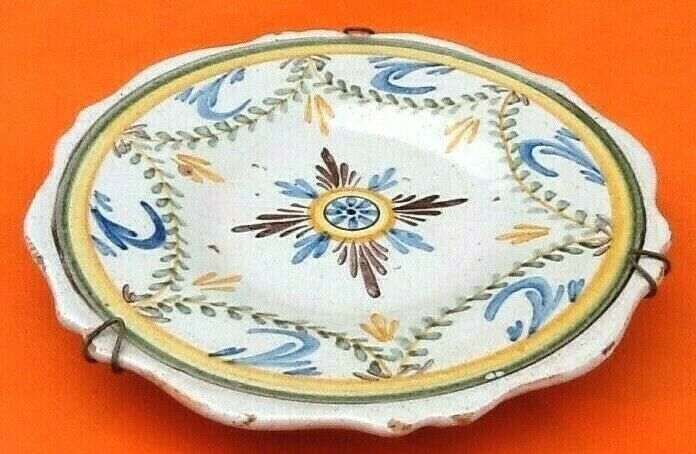 Plate (small format) polychrome earthenware XVIIIth Nevers. Wing godronnée...