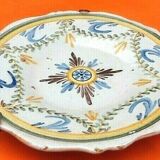 Assiette faïence polychrome XVIIIème Nevers. Aile godronnée...