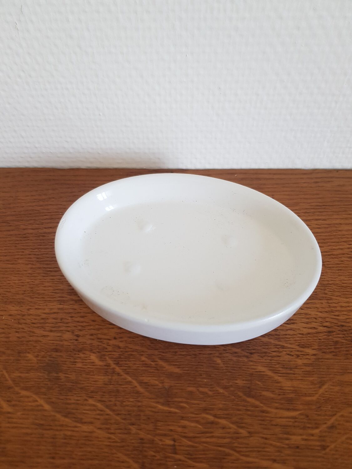 Porcelain soap dish