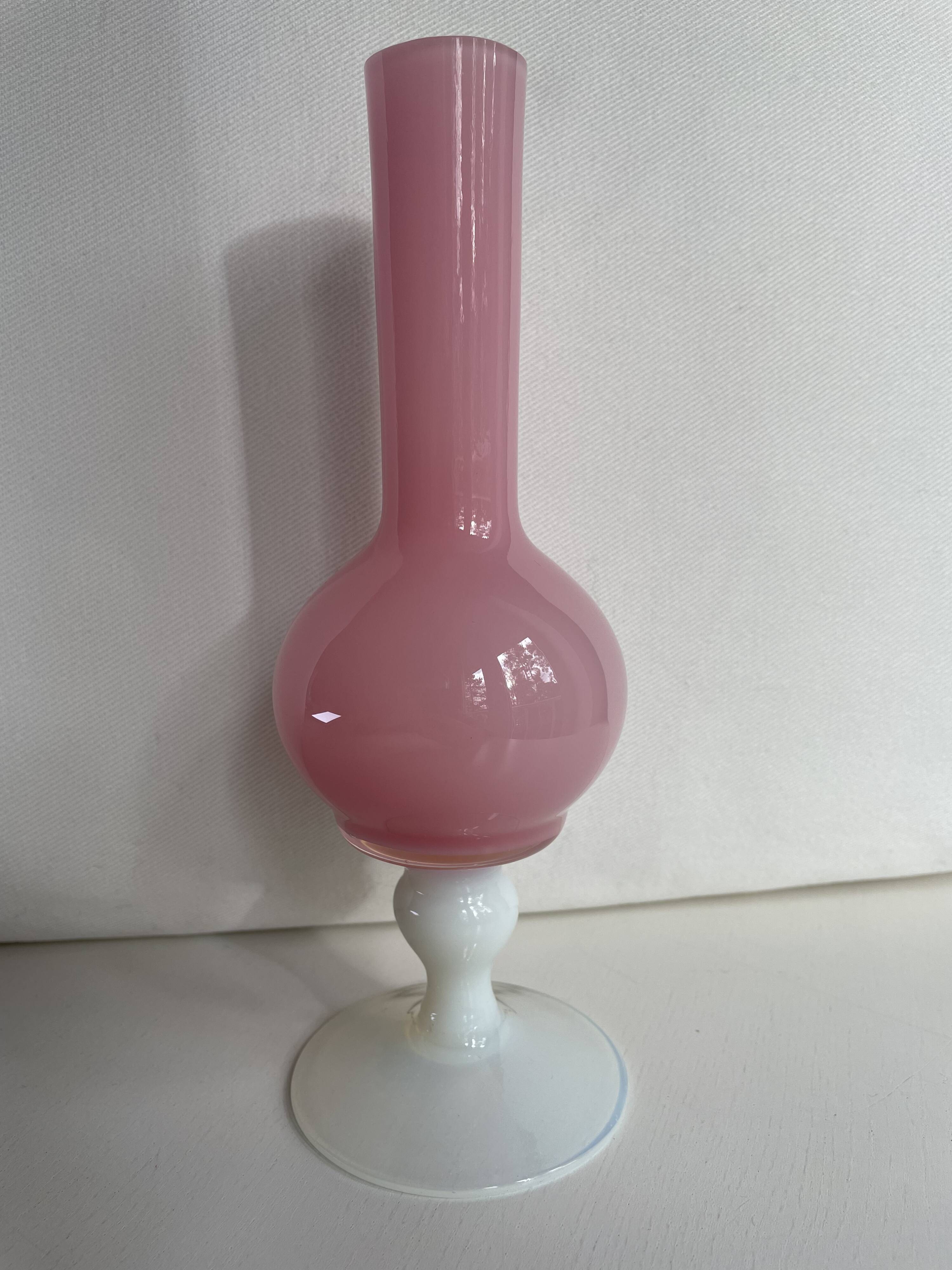 Vase en opaline rose
