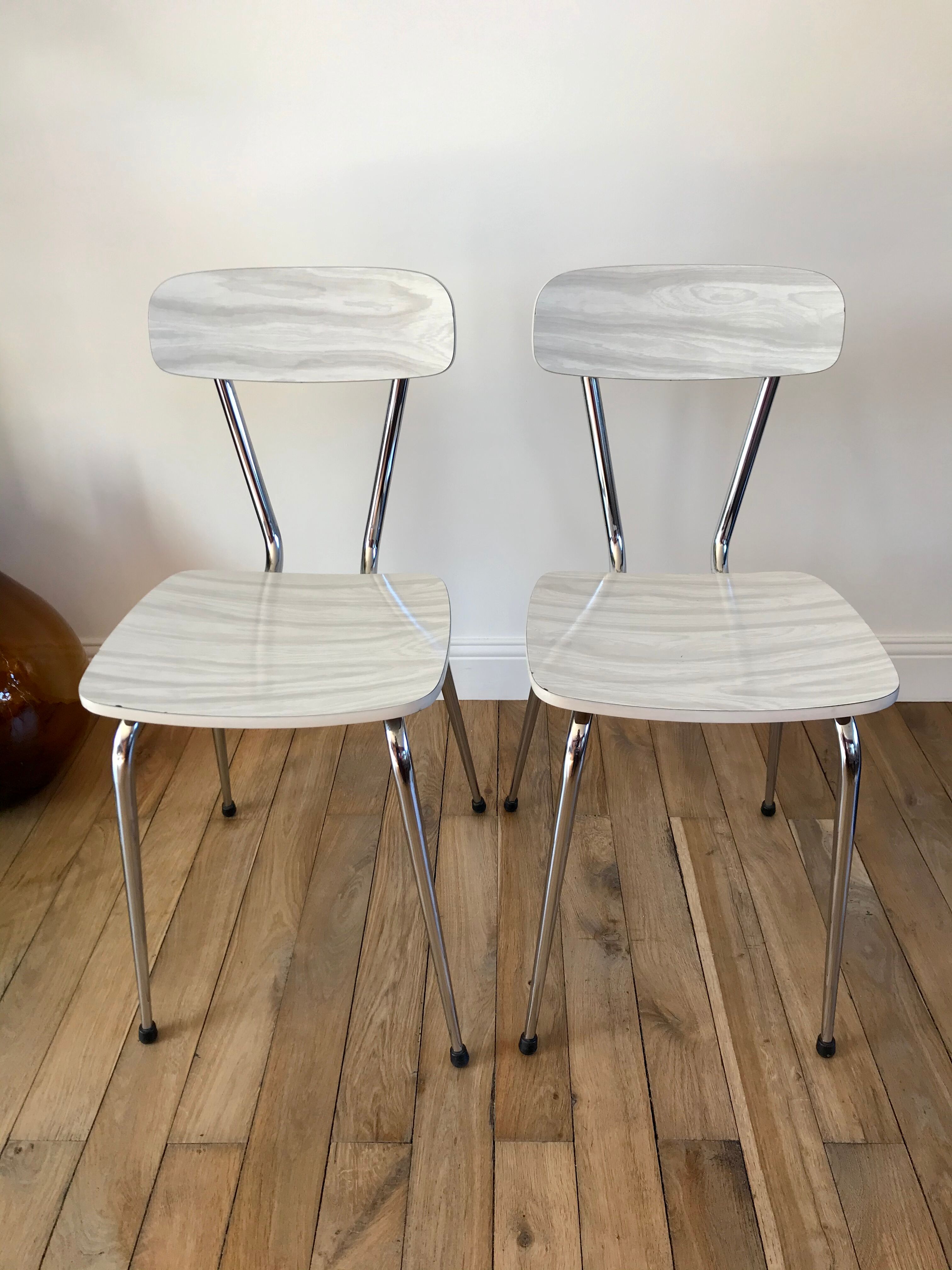 Duo de chaises en formica blanches effet marbré années 70