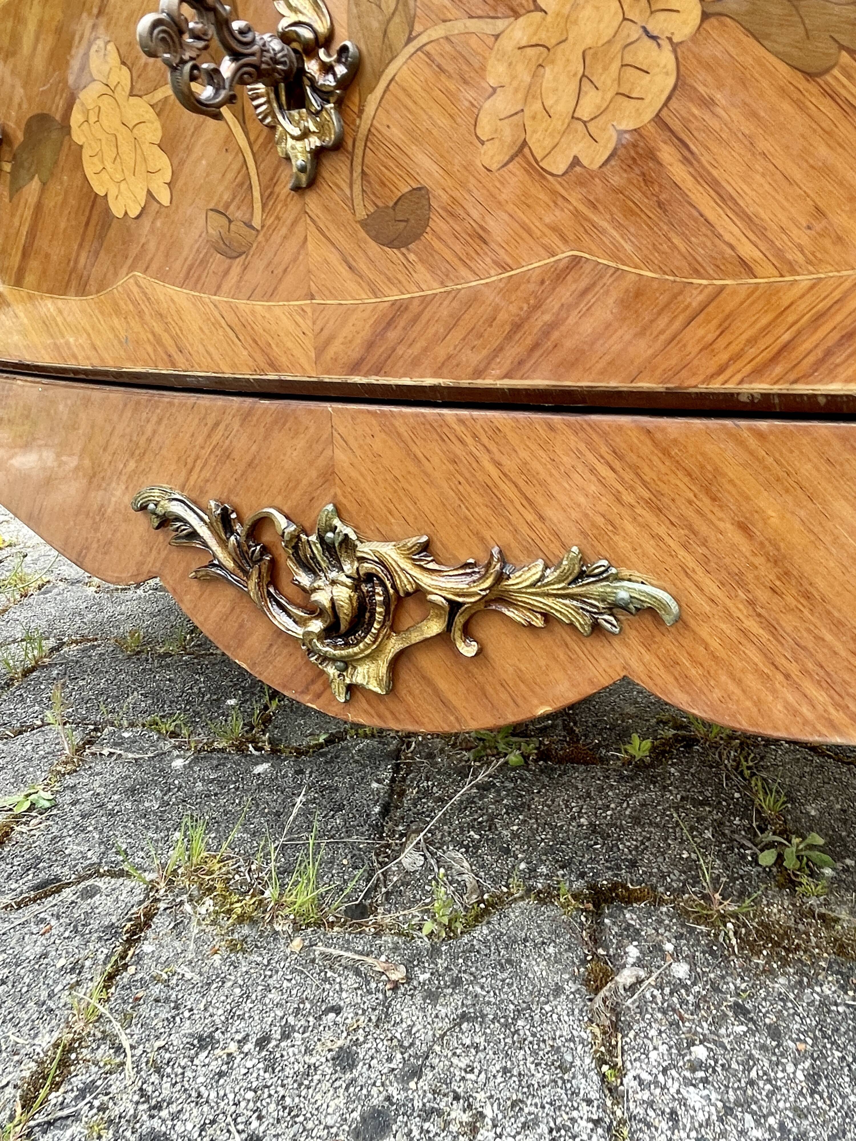 Louis XV style commode in marquetry, 20th century.