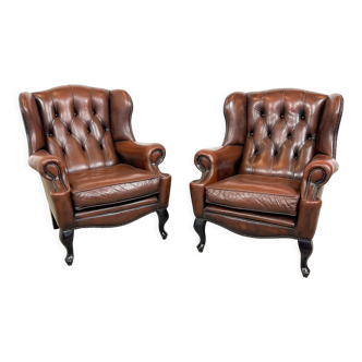 Paire de fauteuils en cuir brun foncé chesterfield