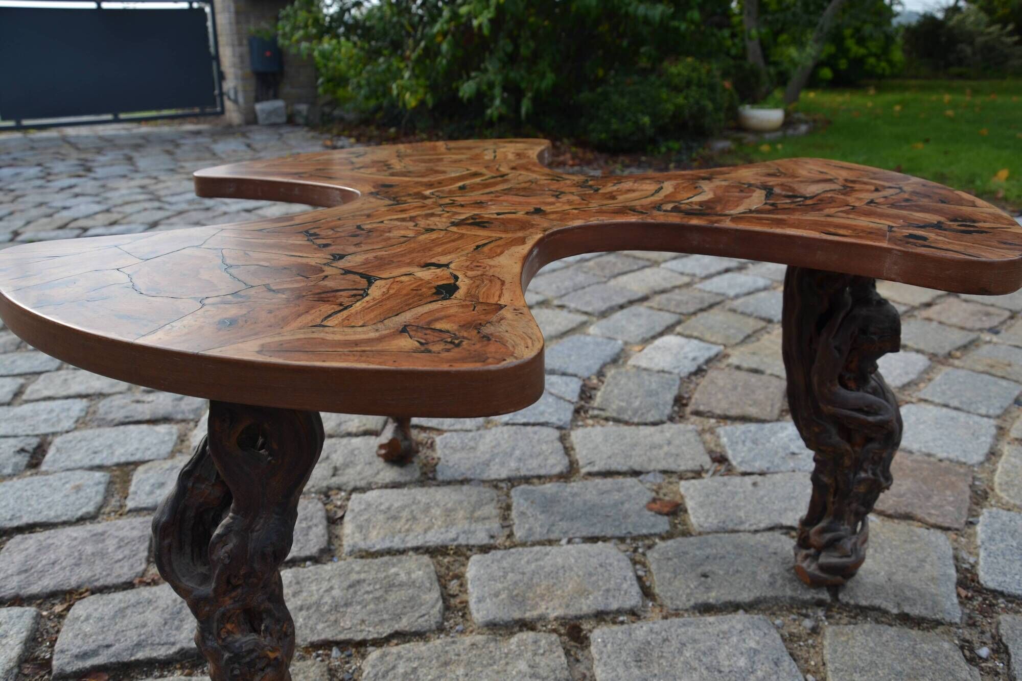 Modular coffee table in vine shoot marquetry.