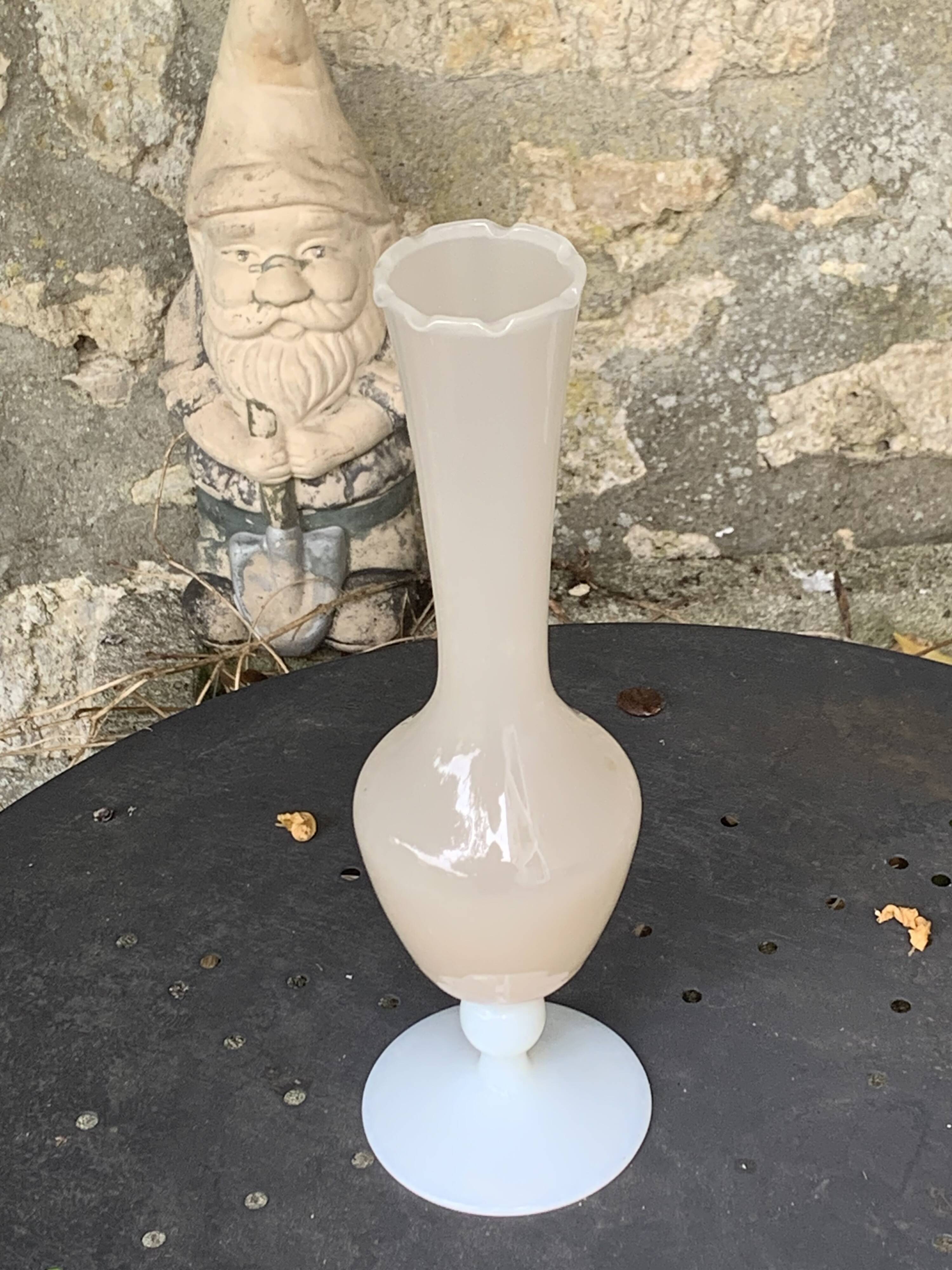 Soliflore vase in pink beige opaline and white base vintage and design