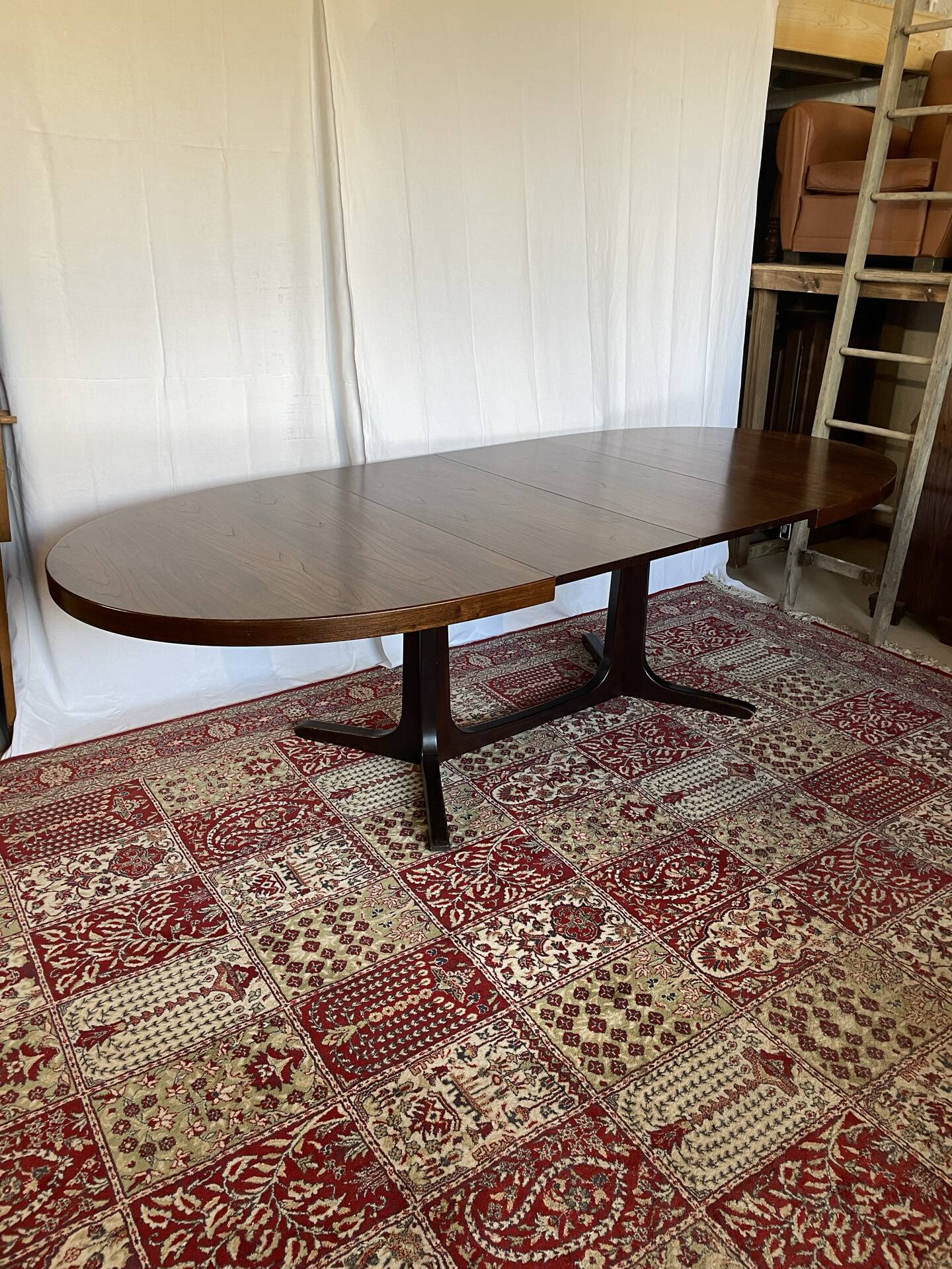 Table ovale extensible en placage d’orme