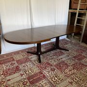 Extendable oval table in elm veneer
