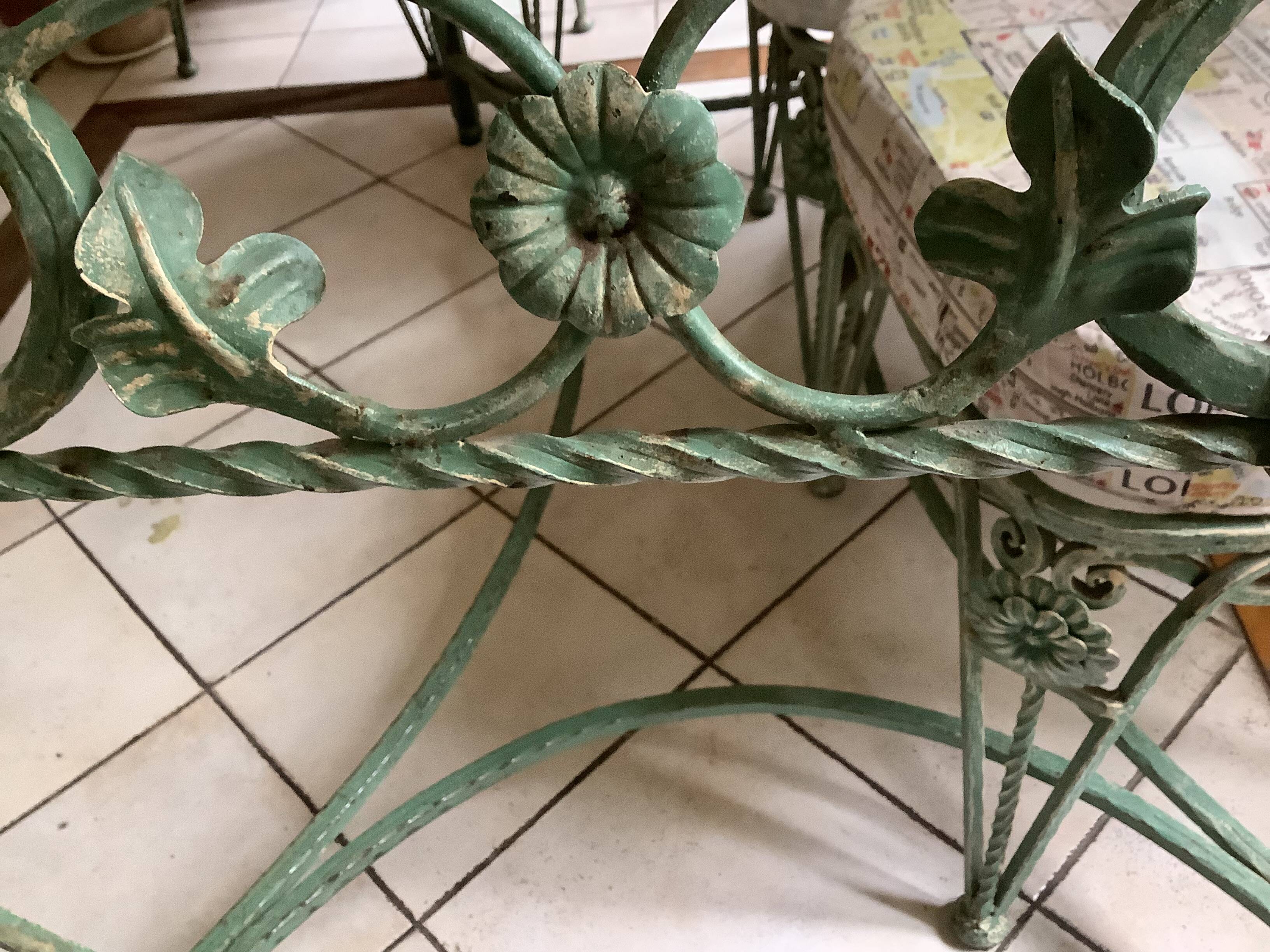 Table et 6 chaises en fer forgé ouvragé