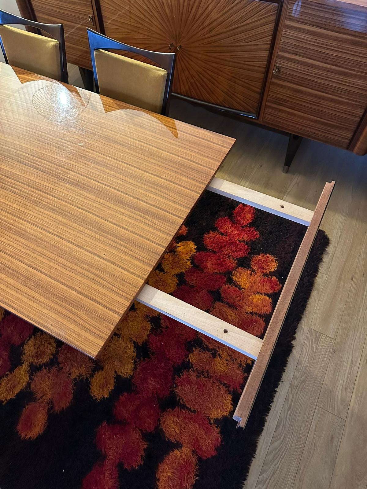 Table en bois marqueté + 6 chaises velour et bois