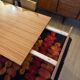 Table en bois marqueté + 6 chaises velour et bois