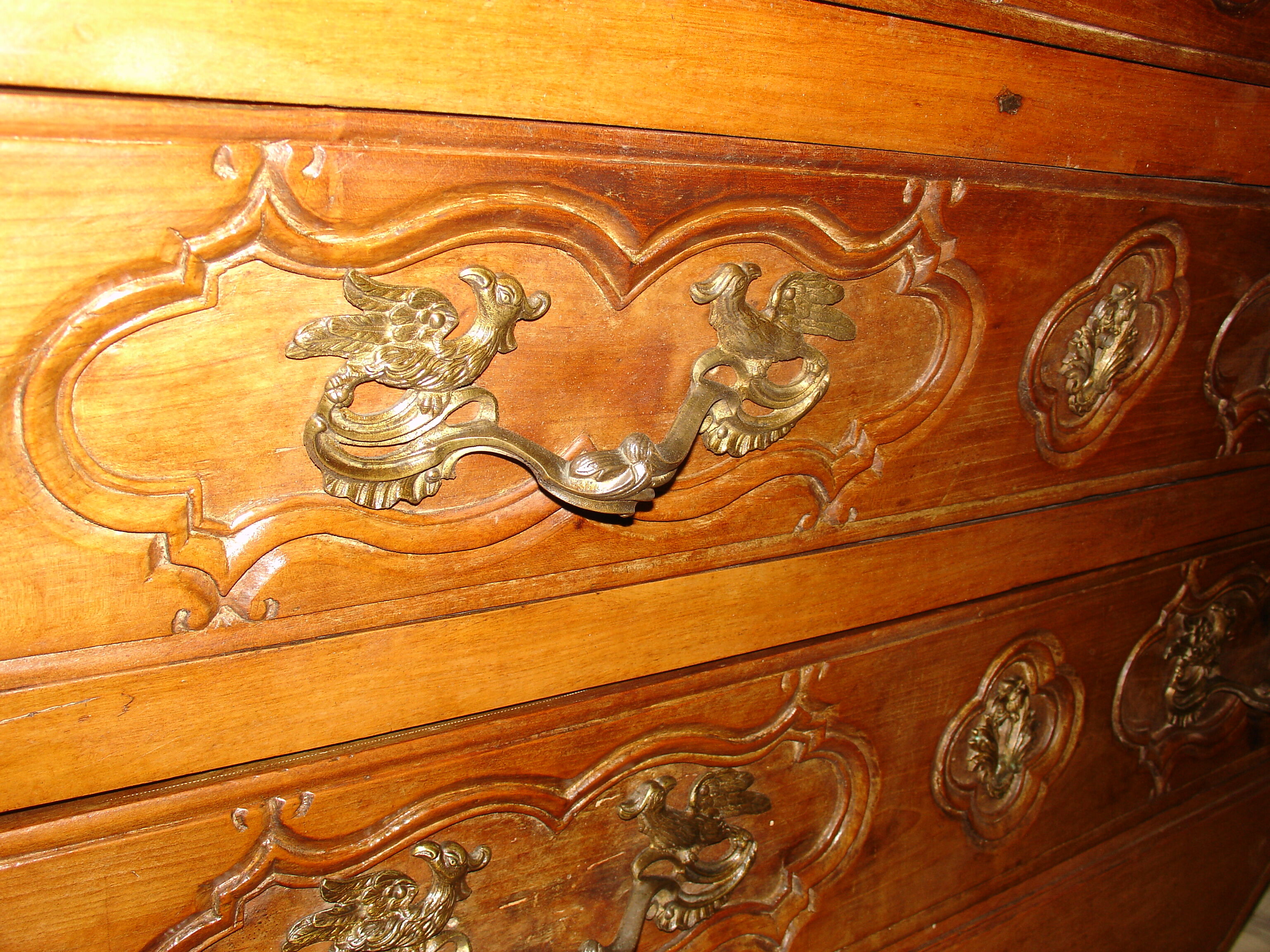 Commode dite "Tombeau" époque Régence de la fin du XVII siècle en merisier massif