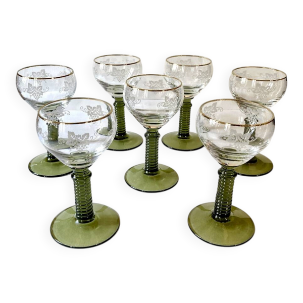 7 verres à vin d'Alsace Roemer, pieds gradins vert mousse et liseré doré