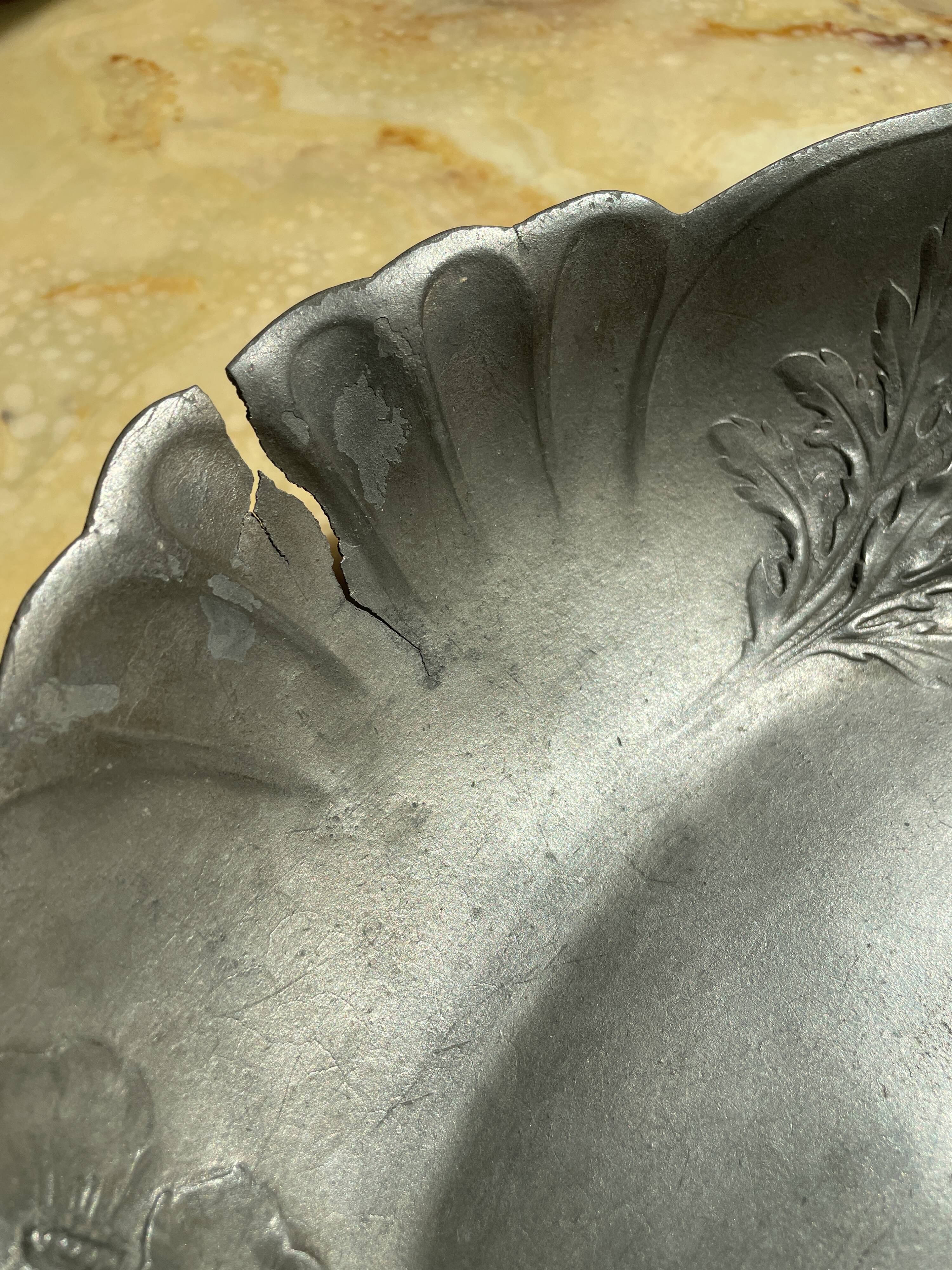 Art Nouveau dish with poppy motifs in pewter