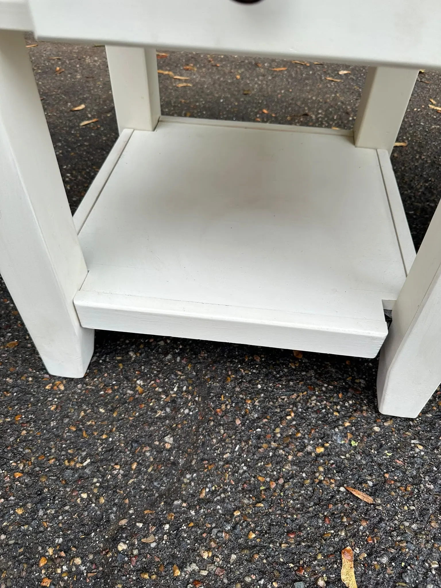 2 farmhouse bedside tables in white and solid wood from 1990.