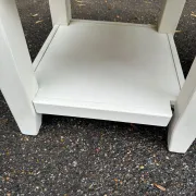 2 farmhouse bedside tables in white and solid wood from 1990.
