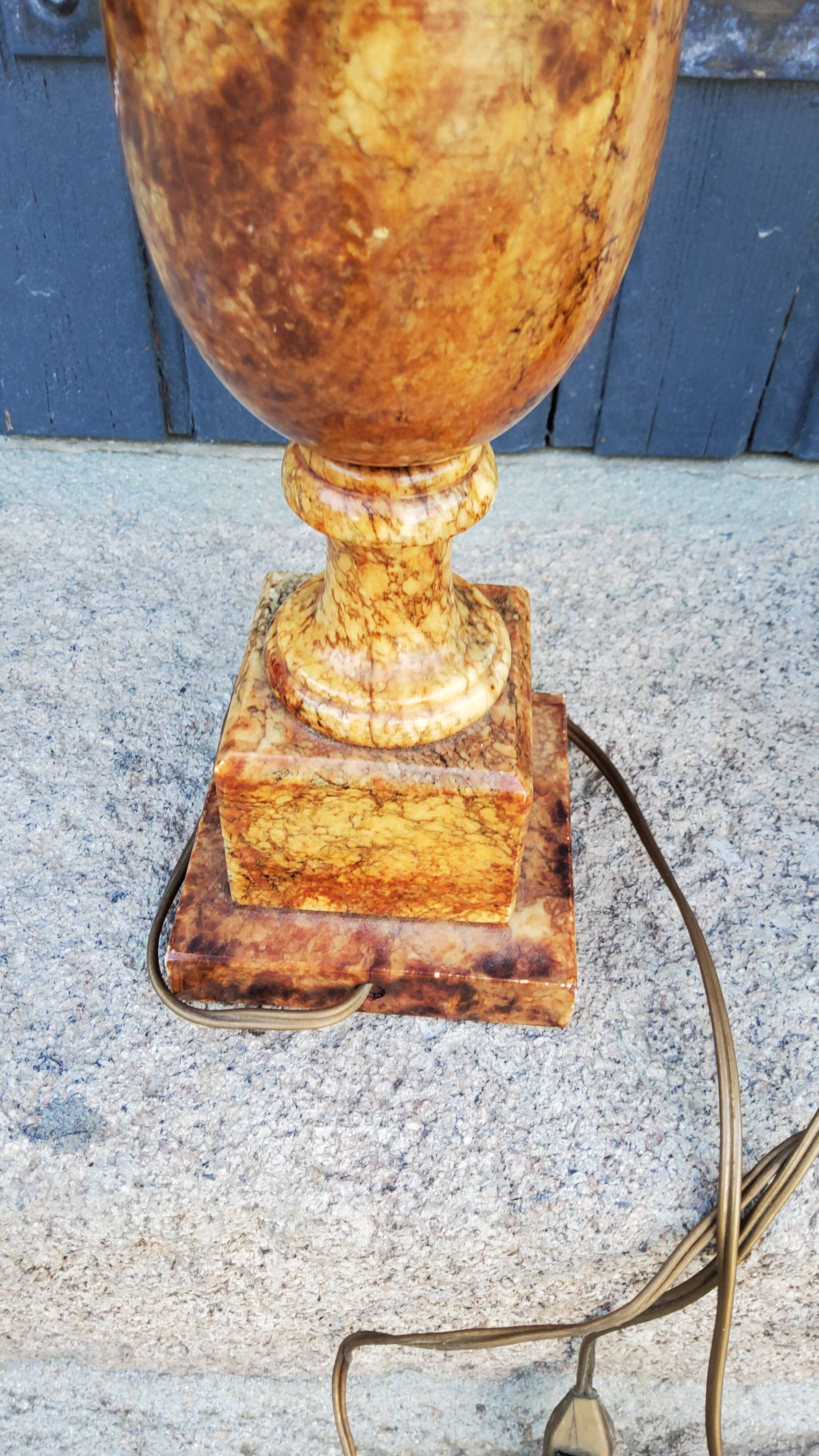 Paire de pieds de lampes des années 70 en albâtre