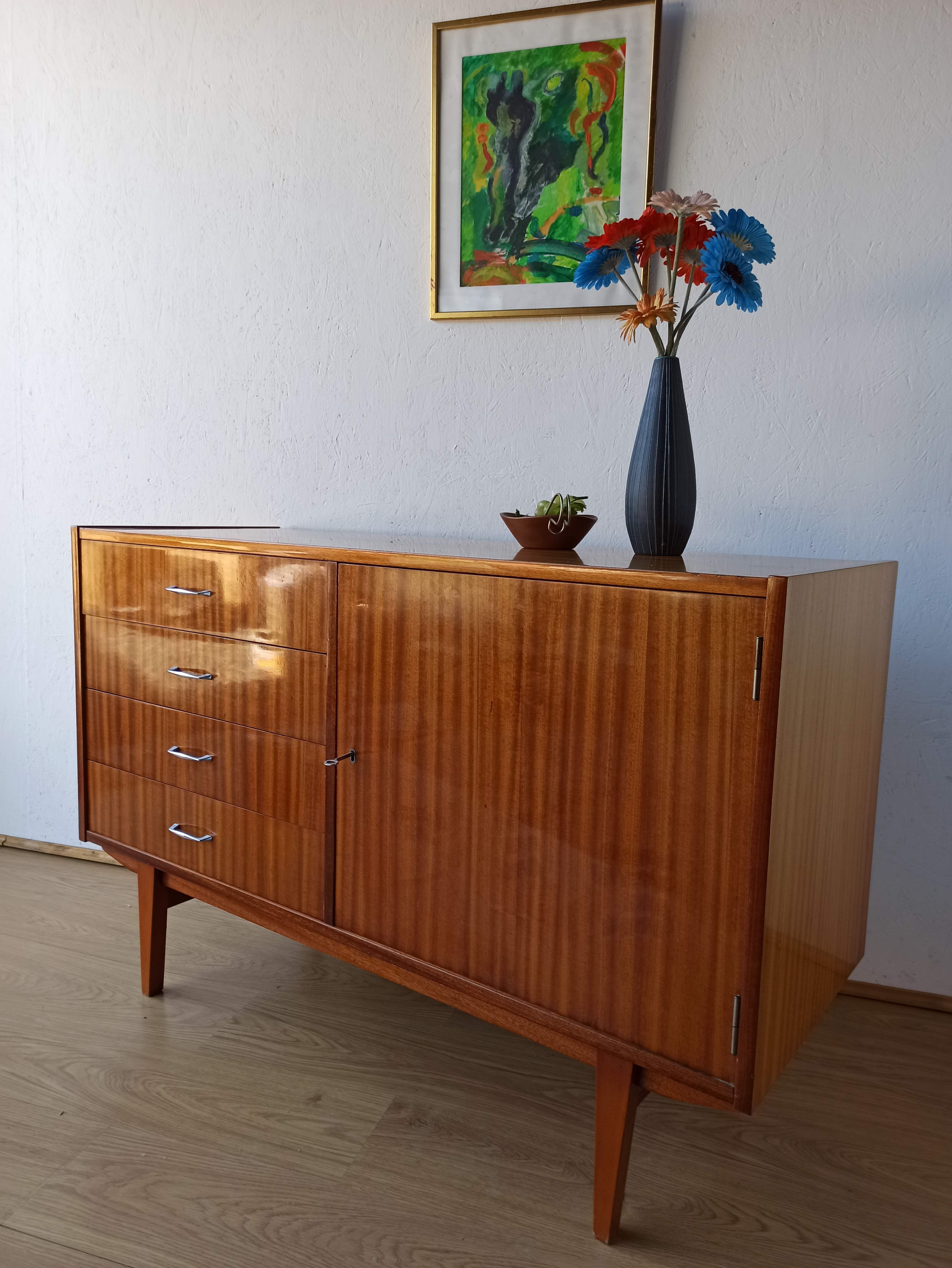Buffet moderniste des années 1970