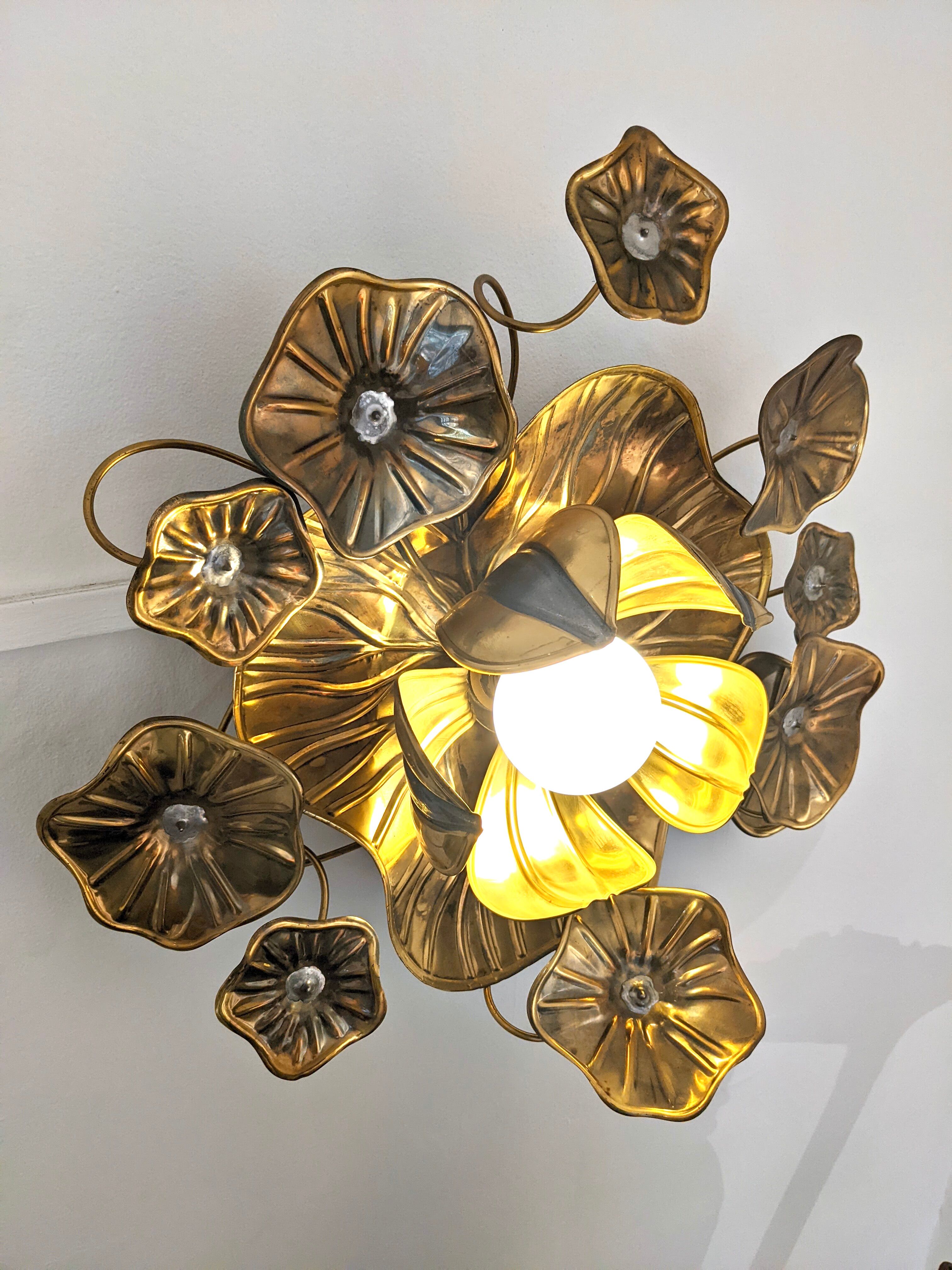 Flower-shaped wall lamp