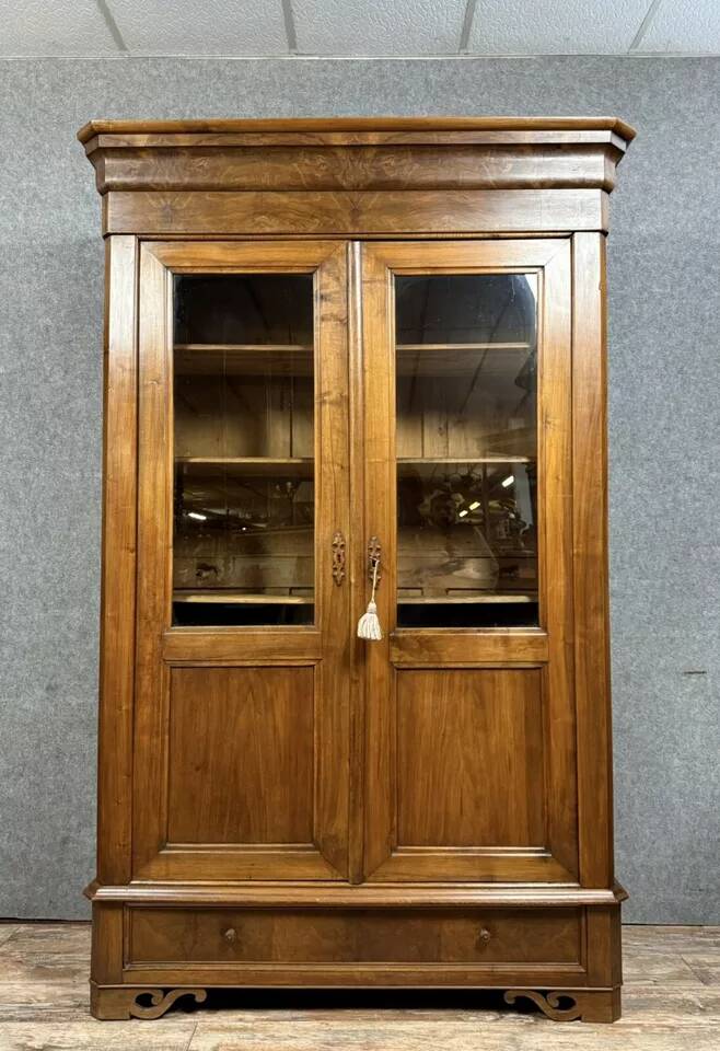 Louis Philippe - Charles X period bookcase in walnut circa 1820