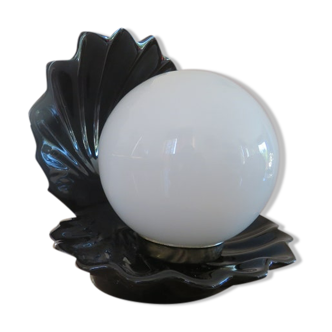 Lampe coquillage en céramique noire et boule opaline blanche 1970