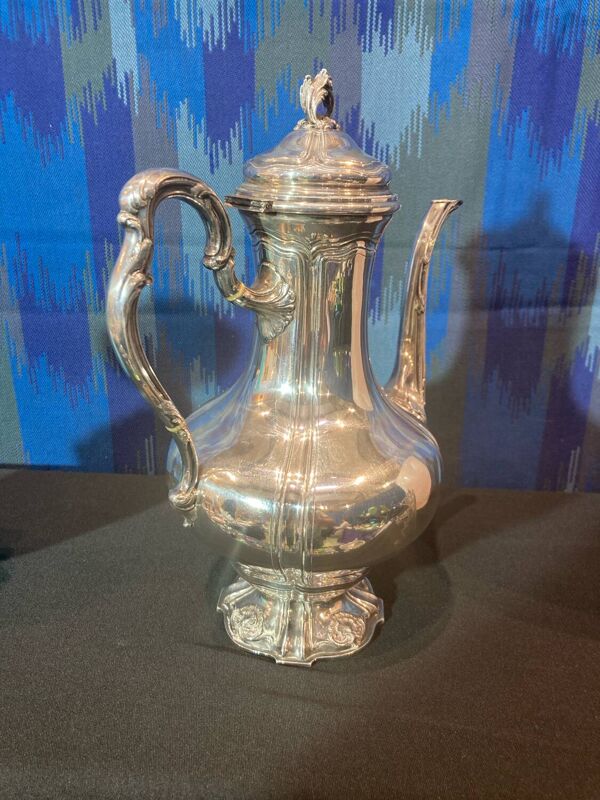 Grande cafetière en argent.