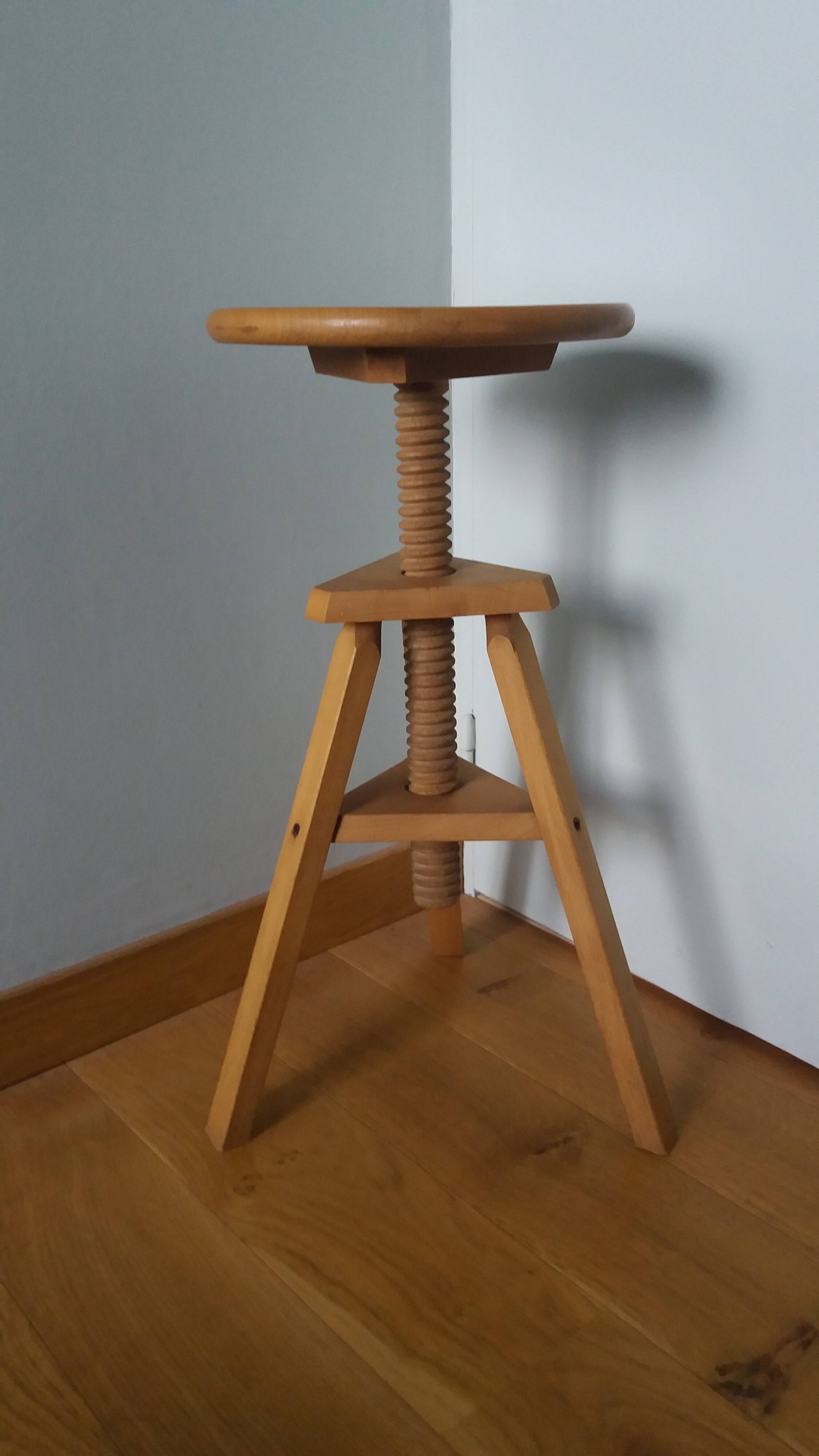Tripod stool with a screw.