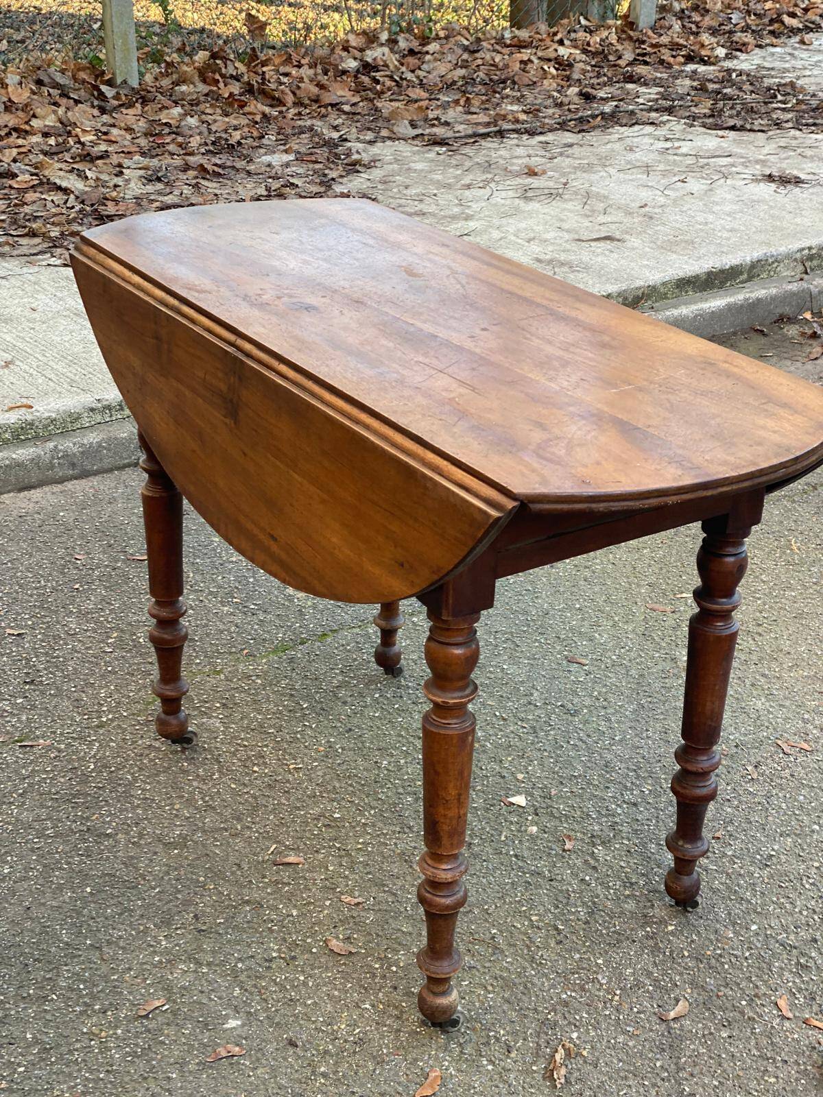 Oval extendable table with leaves Louis Philippe in solid wood, 19th century, with drawer.