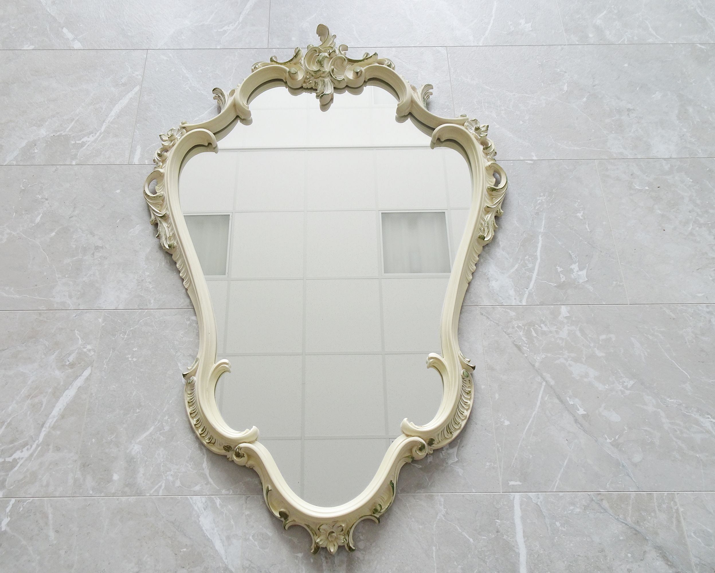 Florentine mirror in baroque style patinated in white and green