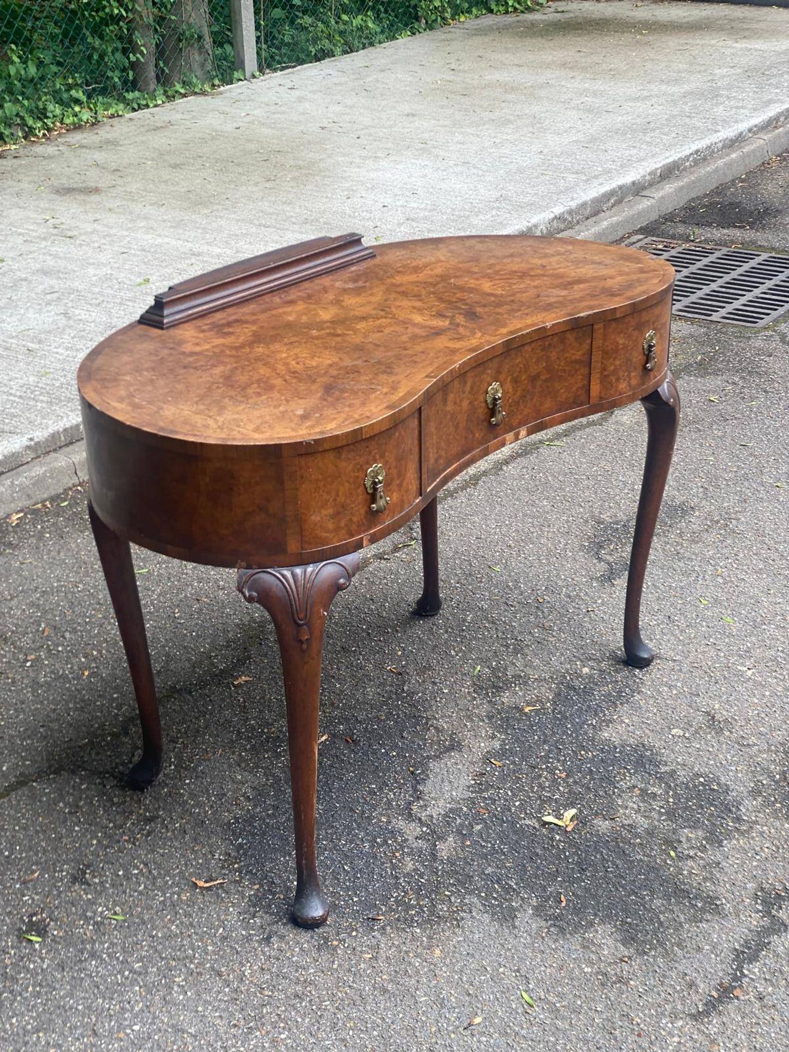 Console bureau de dame haricot en ronce de noyer début 20ème