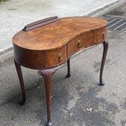 Console bureau de dame haricot en ronce de noyer début 20ème