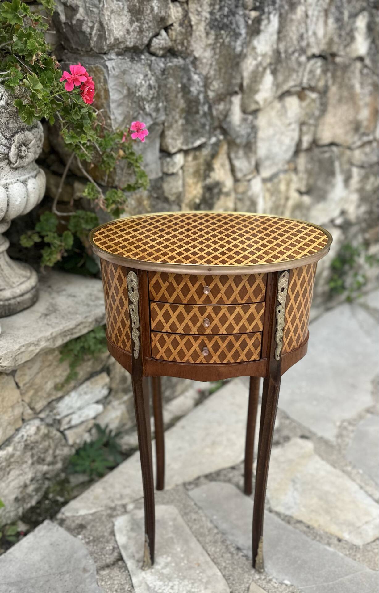 Chiffonier table or folding table in precious wood marquetry.