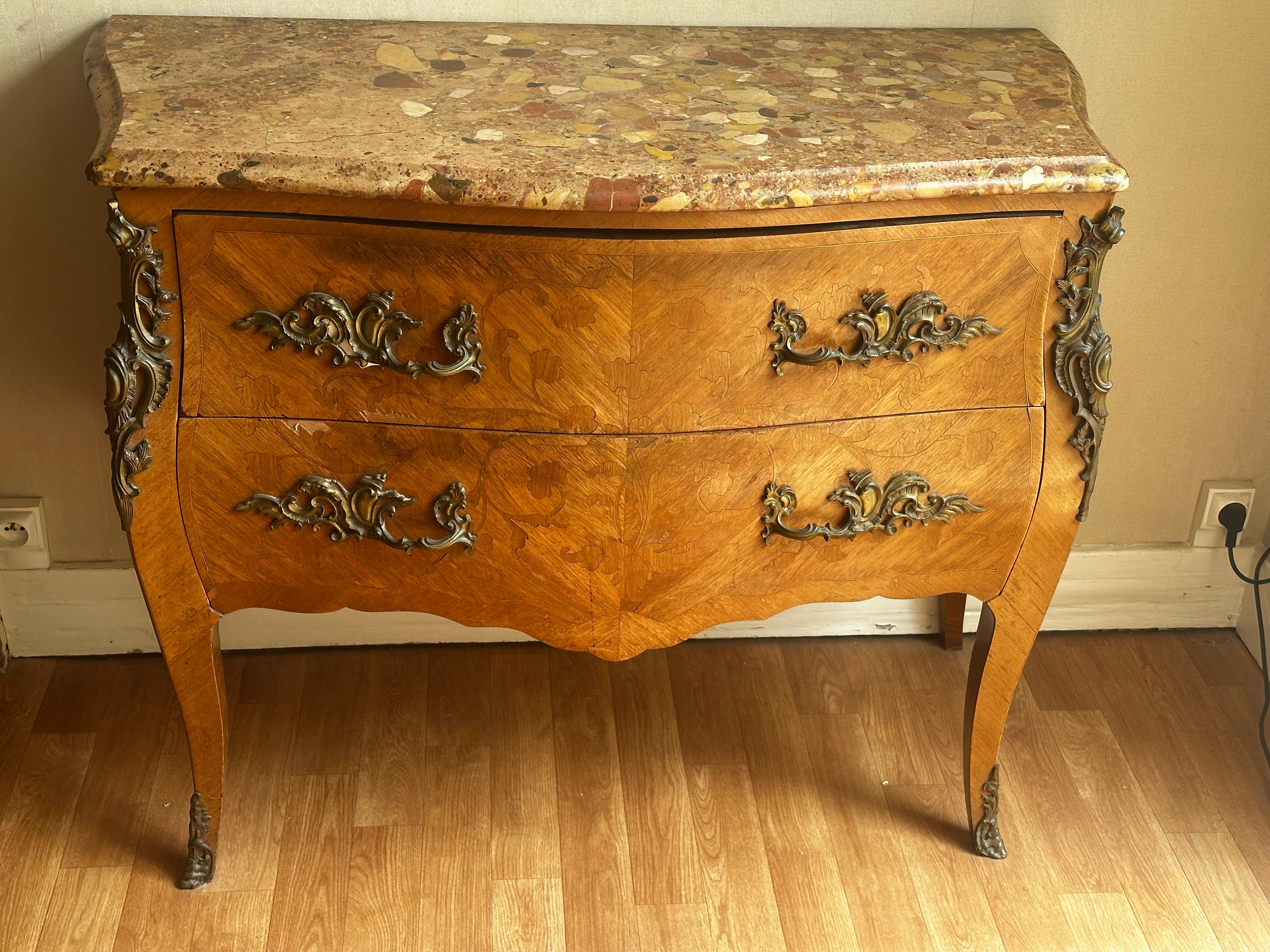 Commode galbée marquetée style Louis XV – plateau marbre- 19 e siècle
