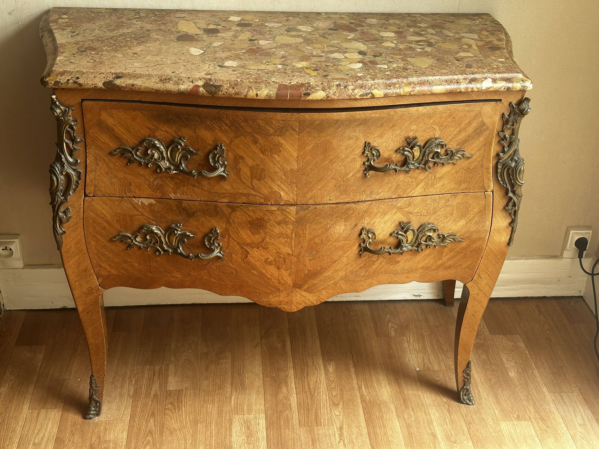 Commode galbée marquetée style Louis XV – plateau marbre- 19 e siècle