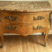 Commode galbée marquetée style Louis XV – plateau marbre- 19 e siècle