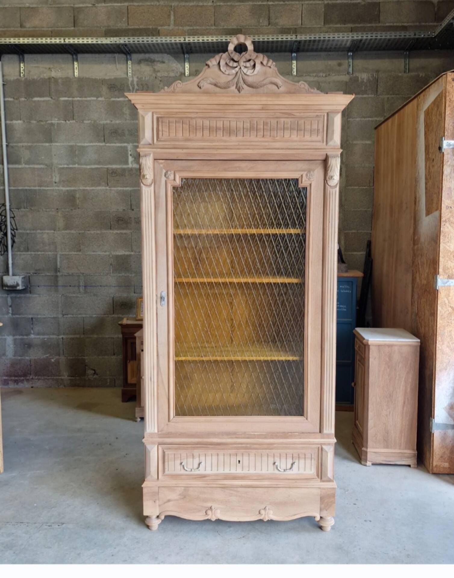 Vitrine ancienne néo-Louis XVI aérogommée