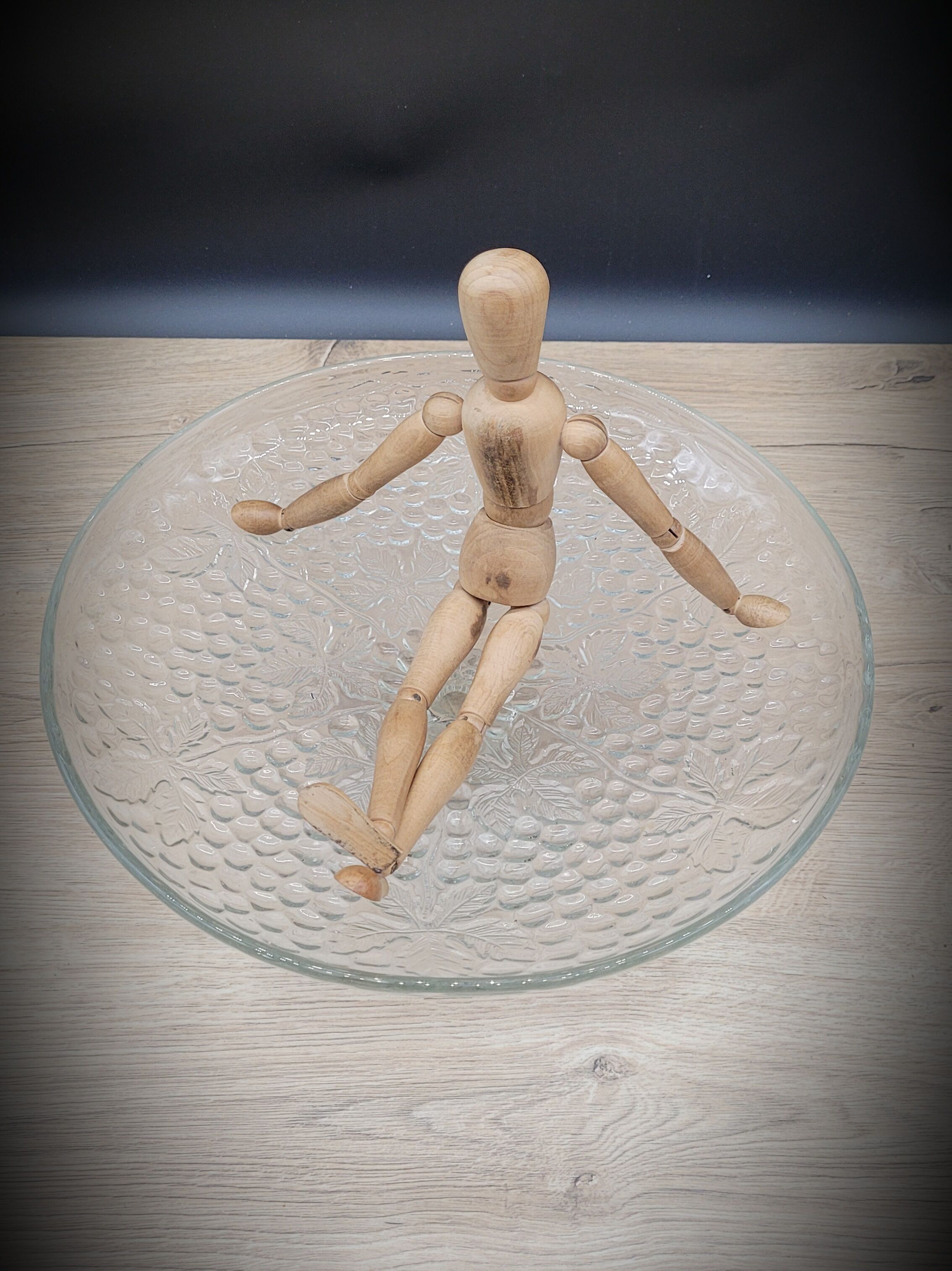 Transparent vine cake dish