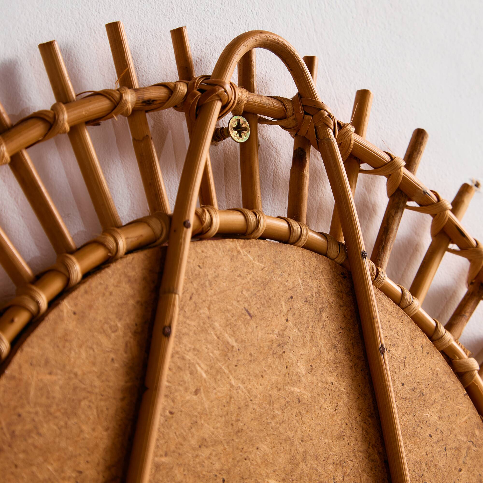 Miroir encadré en rotin et canne