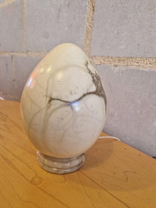 Lampe en forme d'œuf en albatre