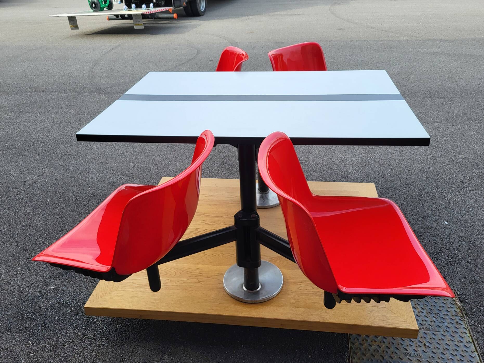 Modus table and 4 chairs Osvaldo Borsani by Tecno Italy 1970 Space Age