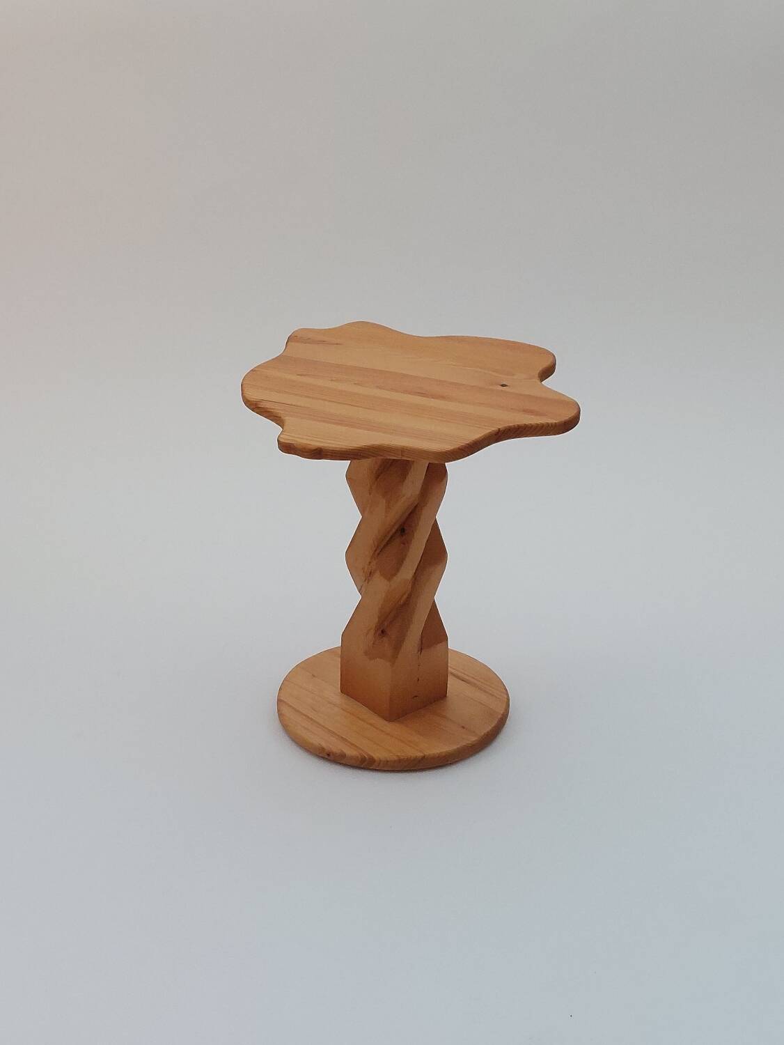 Table d'appoint en pin sculptée à la main, vintage et unique.