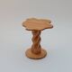Table d'appoint en pin sculptée à la main, vintage et unique.